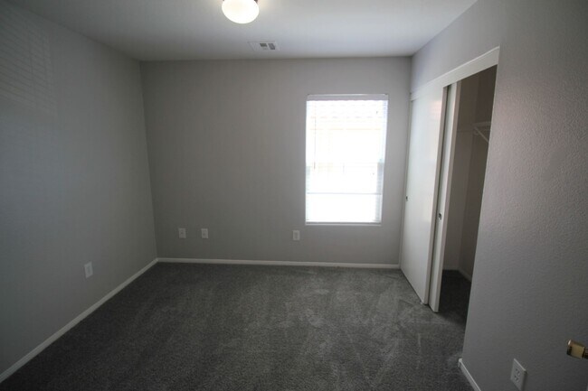 Building Photo - Fantastic 3bed/2.5 bath in Southwest ready for immediate move-in!