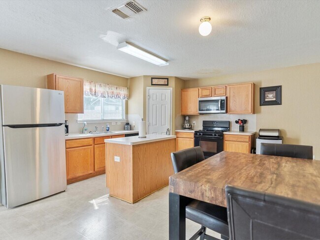 Building Photo - 5143 Roth Forest Ln