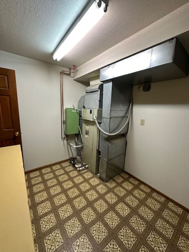 Building Photo - 23601 Labare Rd