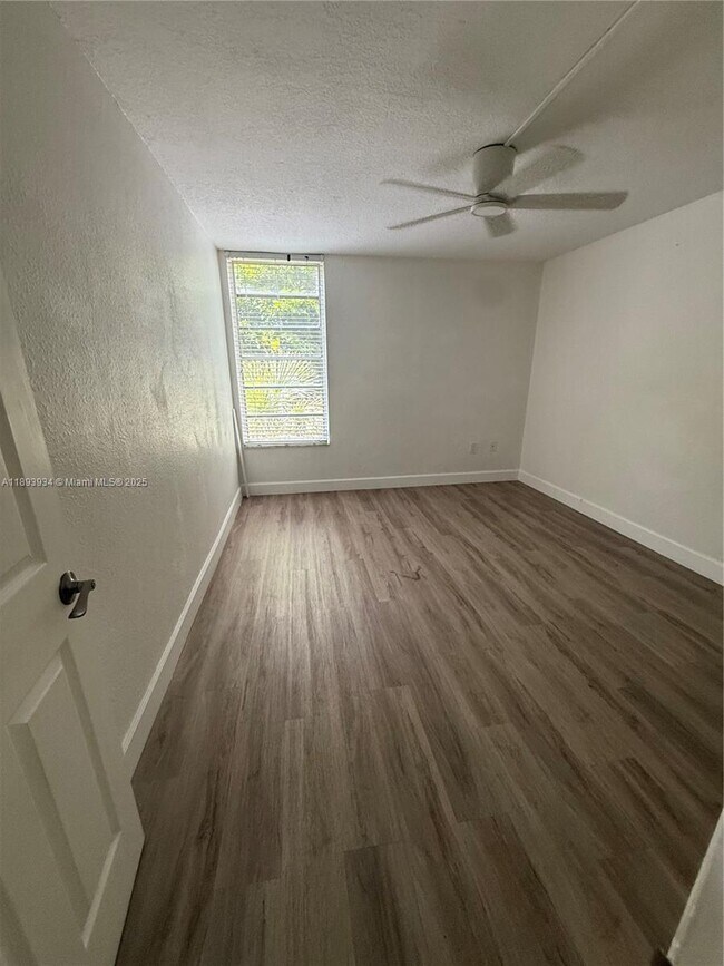 Building Photo - 8860 Fontainebleau Blvd