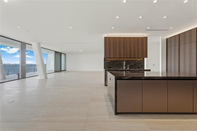 Building Photo - 5 Grove Isle Dr