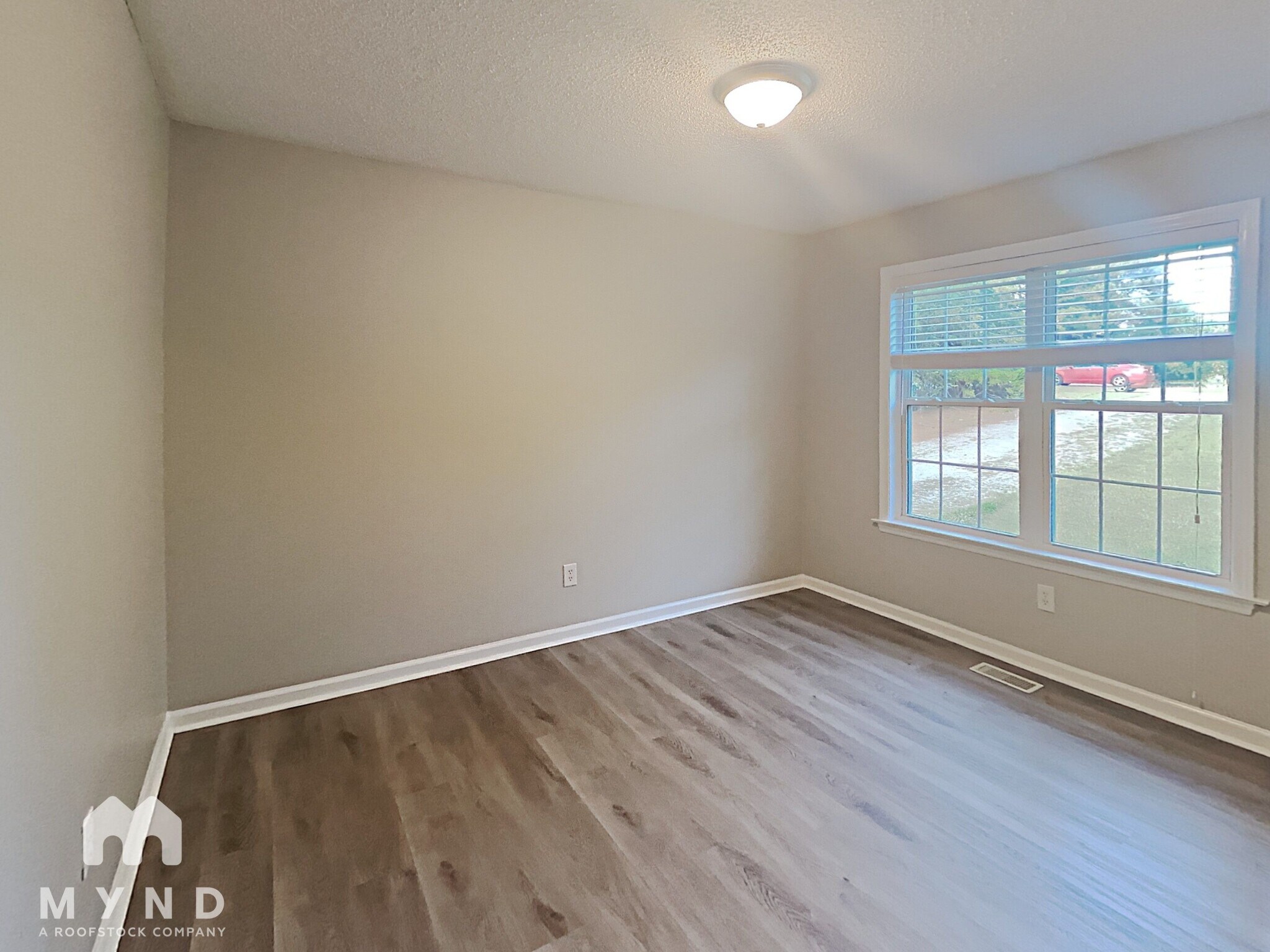 Building Photo - 165 S Ridge Dr