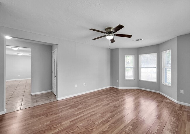 Building Photo - 4 Little John Ln