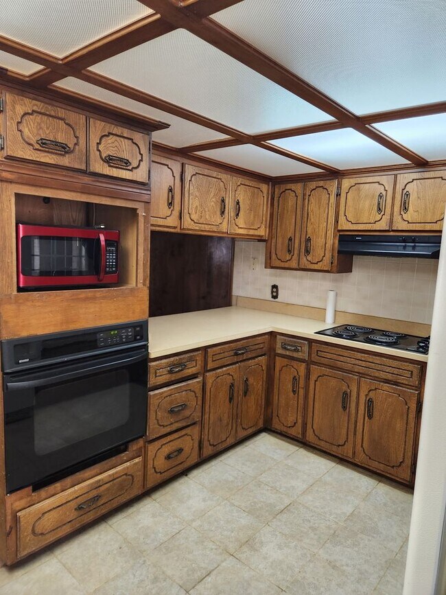 Building Photo - 3bedroom 2bedrooms 2 car garage 1/2 off 1s...