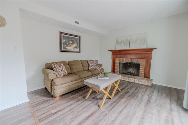 Building Photo - 2073 Raintree Pl