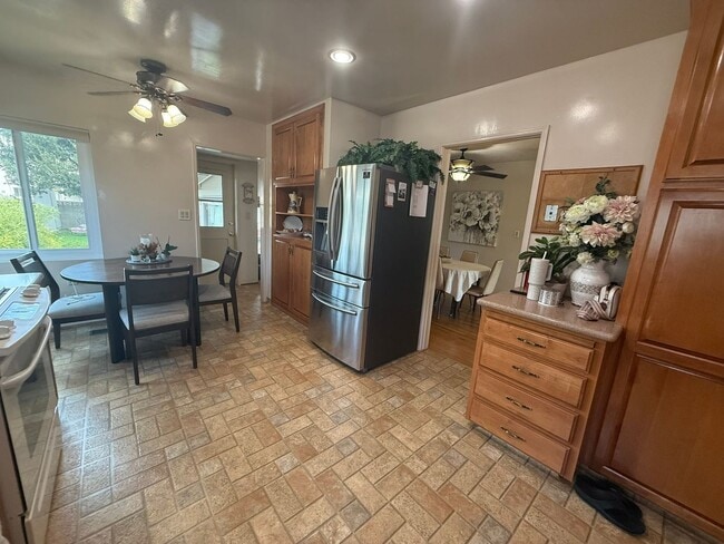 Building Photo - Charming 2 Bedroom, 2 Bath Home with Fence...