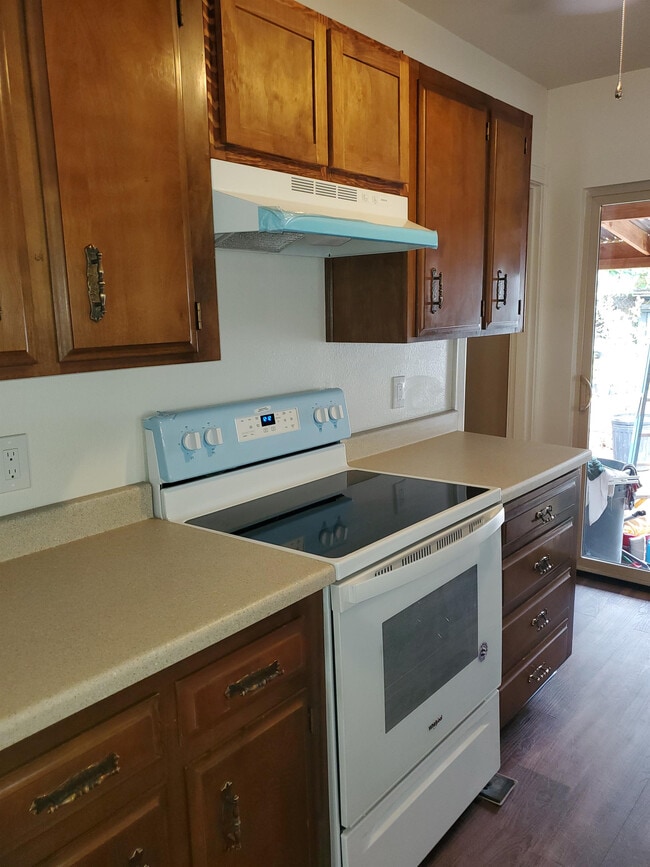 Building Photo - 3213 Center St NE