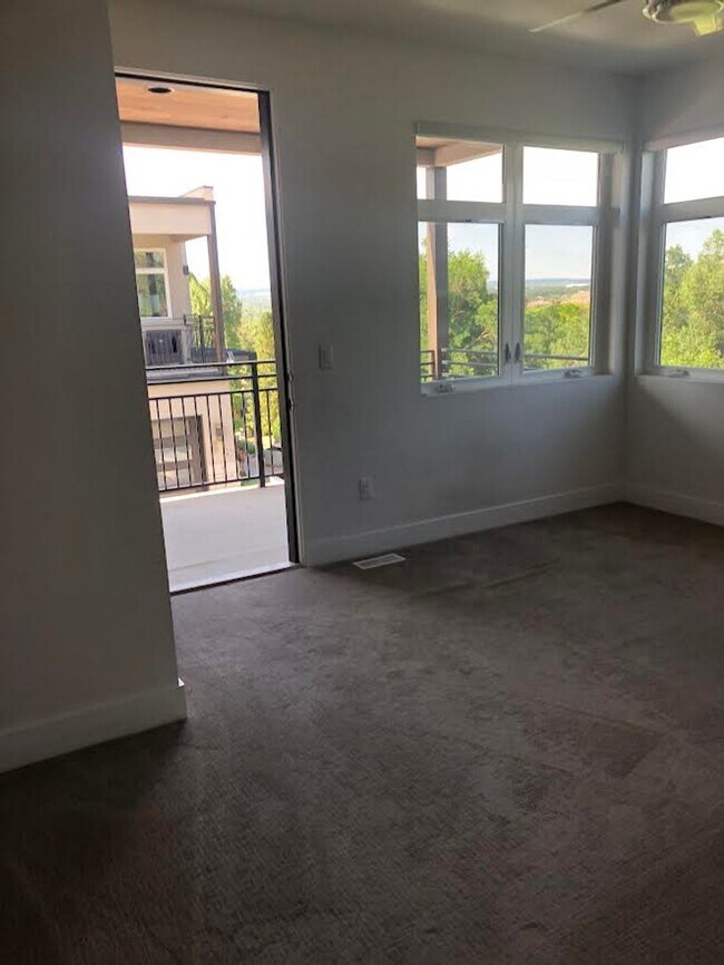 Building Photo - Beautiful 3 Bed, 4 Bath Home, Stunning Views from Rooftop Deck, D-12, close to DT and Military