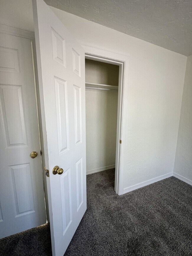 Building Photo - 2 bedroom / 1 bath close to KAFB and I-25 Move-in Special!