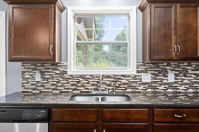 Building Photo - Pet Friendly Four Bedroom!