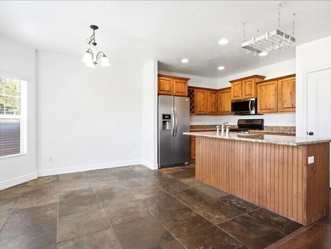 Building Photo - DRAPER  BEAUTIFUL 3 BED 2.5 BATH TOWNHOME
