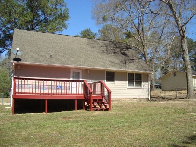 Building Photo - Charming Three Bedroom home available in Phenix City Al!