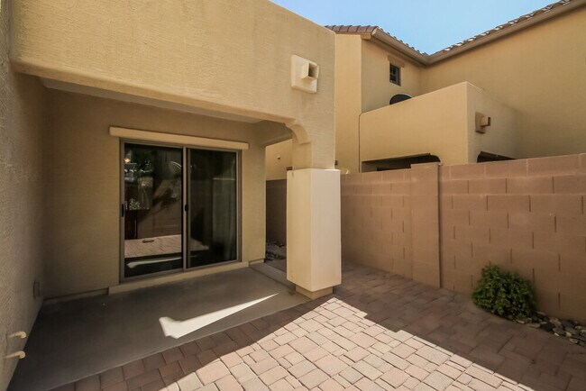 Building Photo - 2456 E Vermont Dr