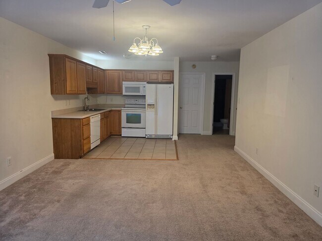 Building Photo - 3 Bedroom, 3 Bath Unit. Townhouse with Garage.