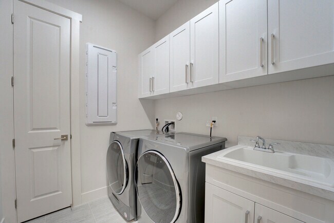 Building Photo - 9346 Crestview Cir