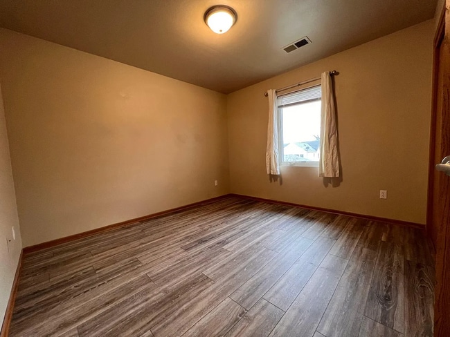 Building Photo - 1010