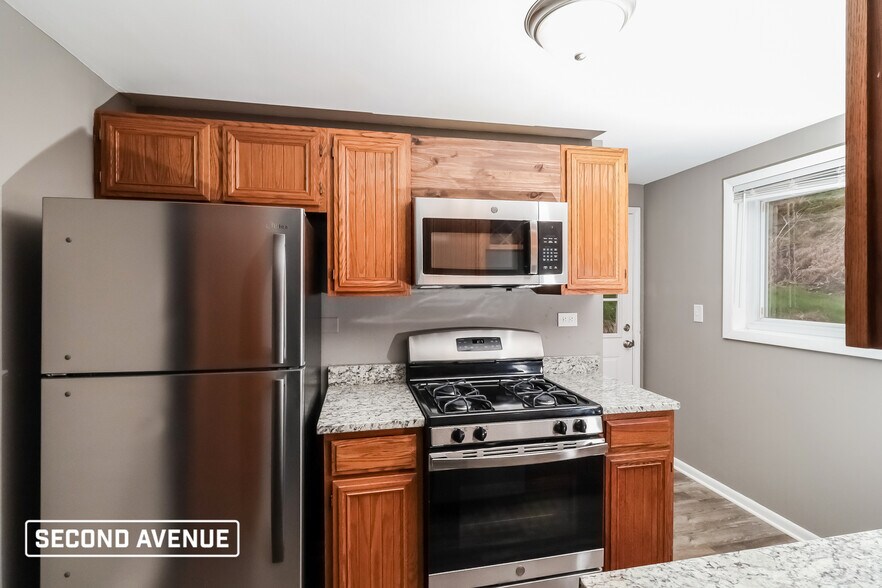 Building Photo - 127 Stowe Dr