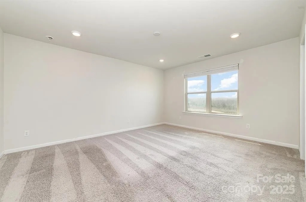 Building Photo - Room in House on Eastcott Ave