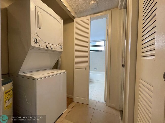 Building Photo - 9898 Nob Hill Ct