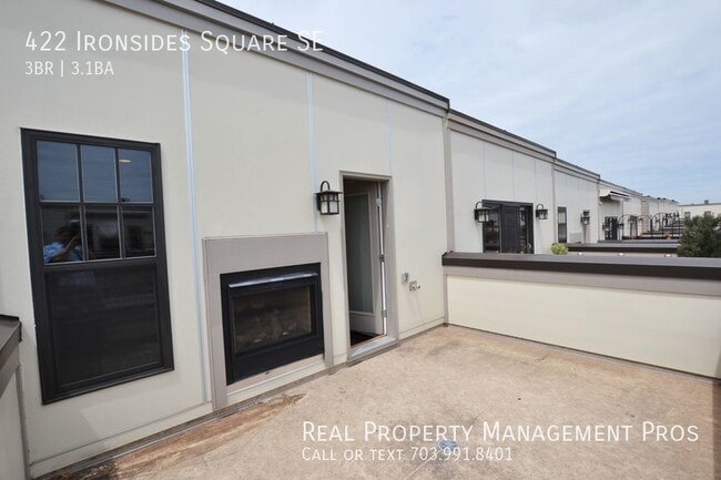 Building Photo - 422 Ironsides Square SE