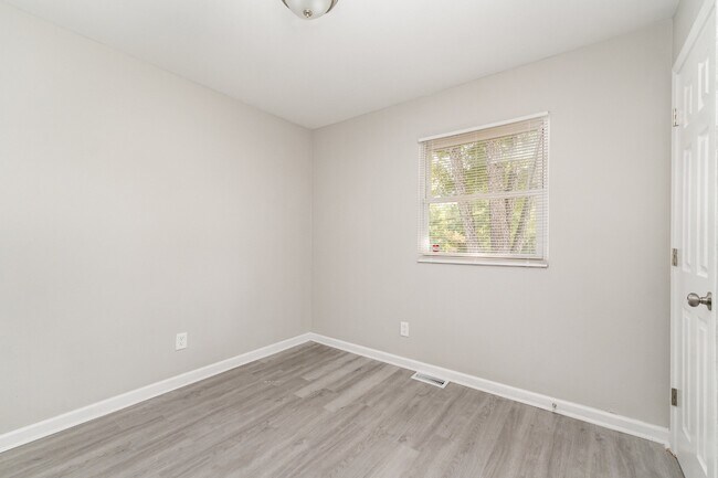 Building Photo - 815 Norwood Dr