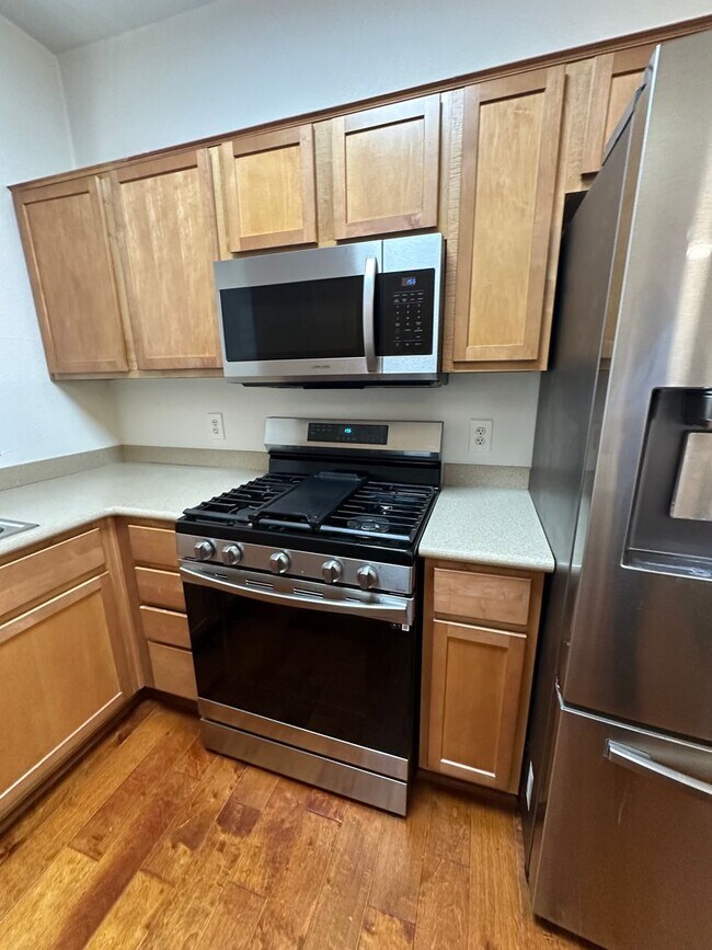 Building Photo - 2 bedroom Partially furnished Condo