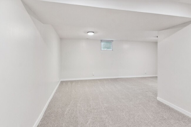 Building Photo - Fully Remodeled South Lincoln 4 Bedroom
