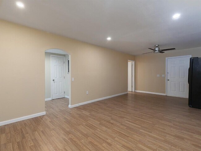 Building Photo - 16 Huntcliff Dr