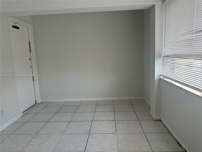 Building Photo - 1060 Crystal Lake Dr