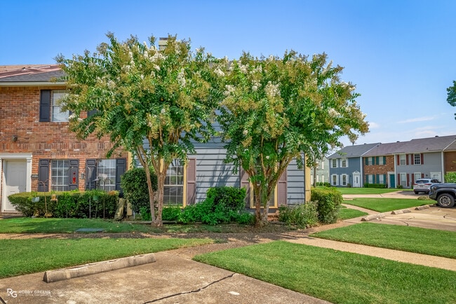 Building Photo - 10142 Carlsbad Dr