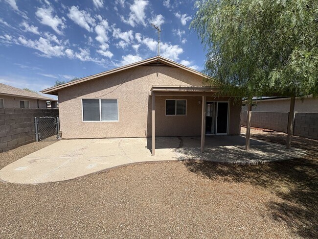 Building Photo - Move in ready east side rental