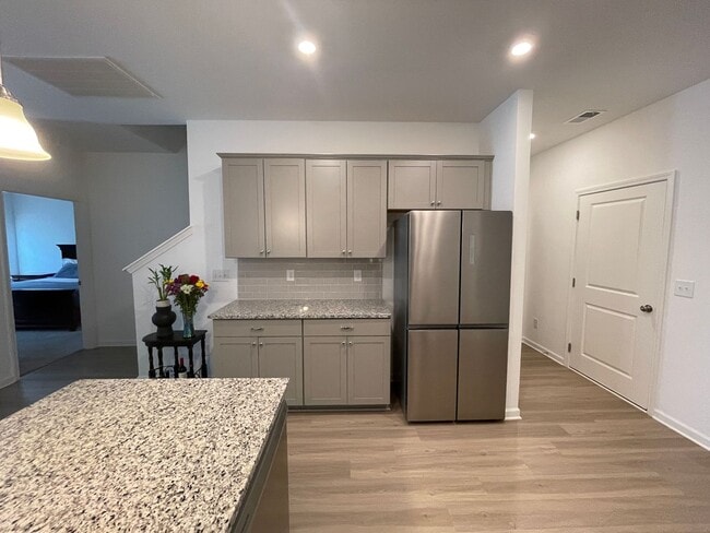 Building Photo - 3 bed 2.5 Bath Townhouse. Shelbyville