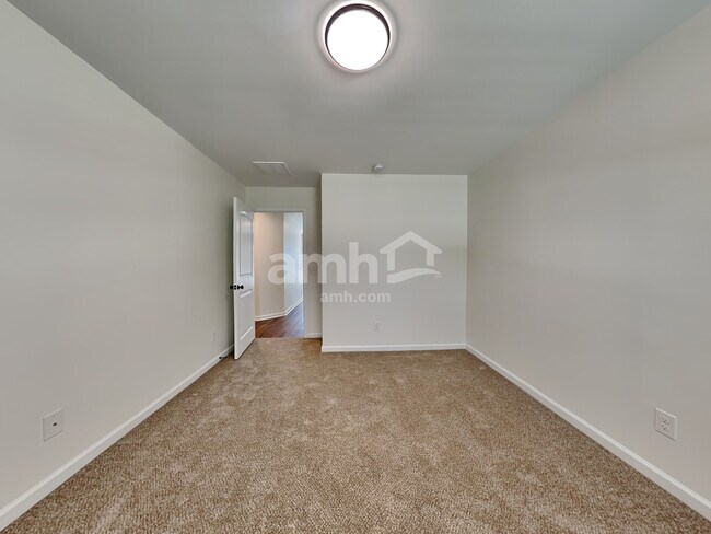 Building Photo - 128 Martello Rd