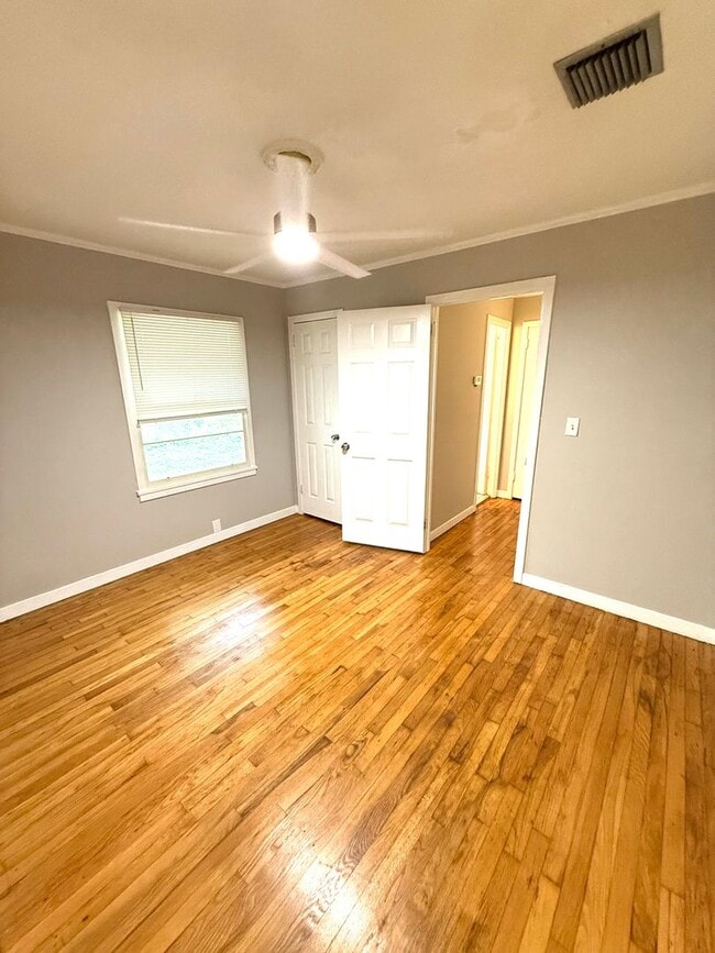 Building Photo - ** 3 bedroom 1 bath located in Forest Hill...