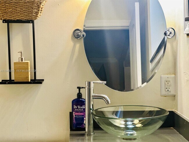 Building Photo - 7021 Scott St