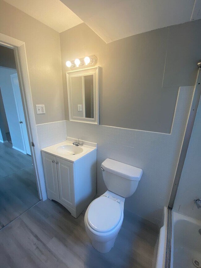 Building Photo - Renovated 2 Bed 1 Bath 1ST FLOOR!