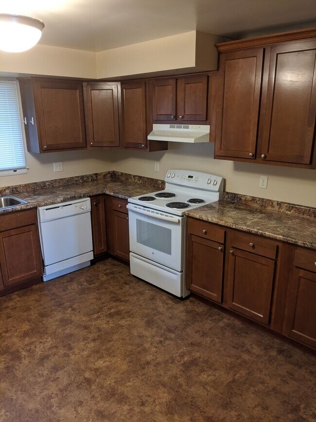 Building Photo - 1807 Lynwood Dr