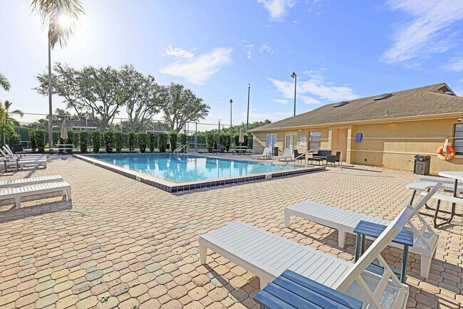 Building Photo - 5305 Summerlin Rd