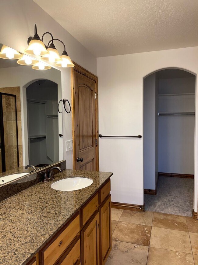 Building Photo - Gorgeous home in Orem