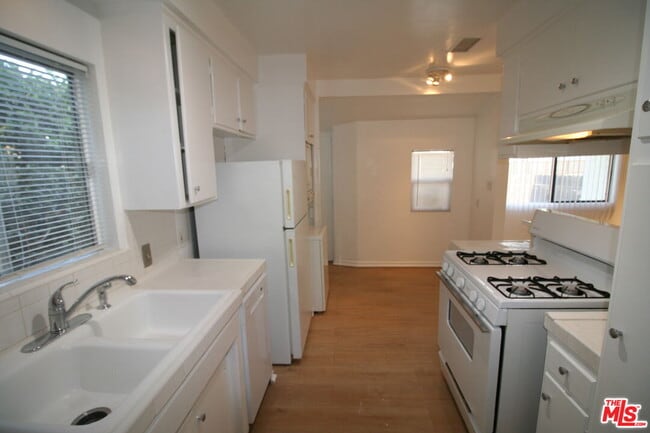 Building Photo - 15008 Greenleaf St