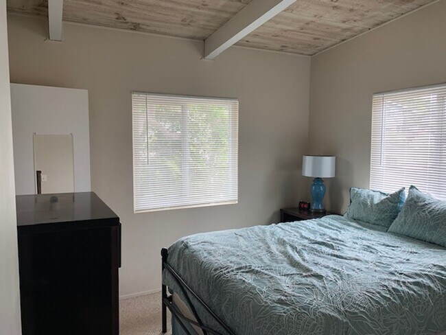 Building Photo - 8th Street (207)