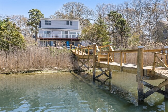 Building Photo - 235 Edgewater Dr W