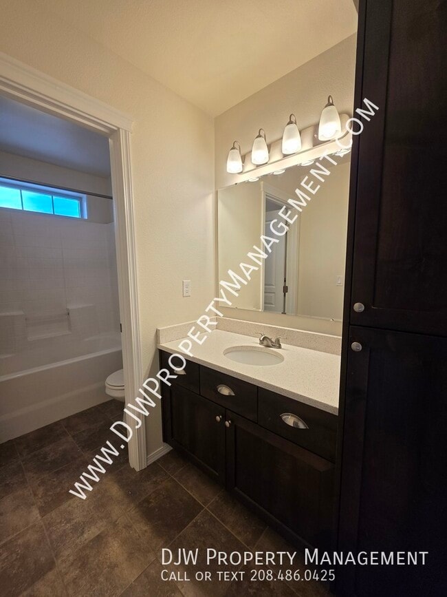 Building Photo - 614 S Grey Pine Ln