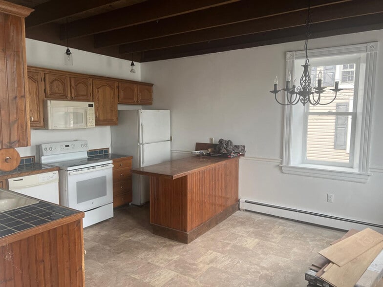 Building Photo - 210 E Main St