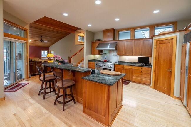 Building Photo - Move in special $1000 off first months rent / Gated Community in Awbrey Glen