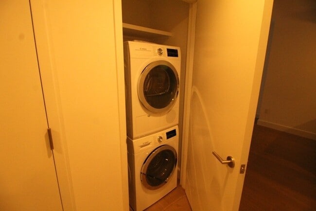 Building Photo - 100 Lovejoy Pl