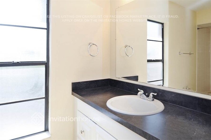 Building Photo - 1204 Letona Ln