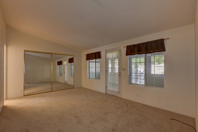 Building Photo - Beautiful 3 Bedroom in Vista Del Lago!