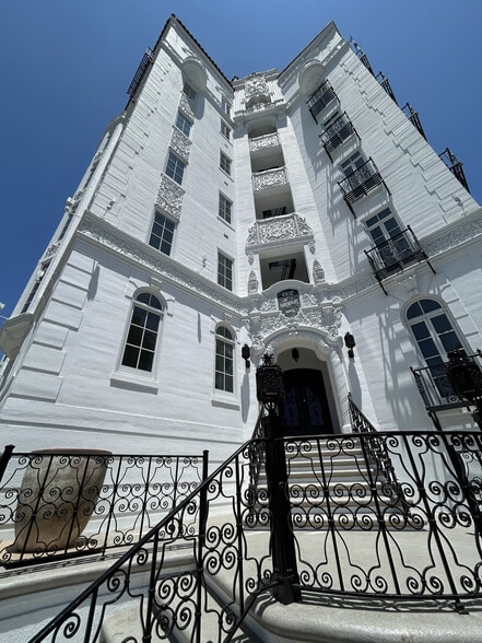 Primary Photo - El Mirador Apartments