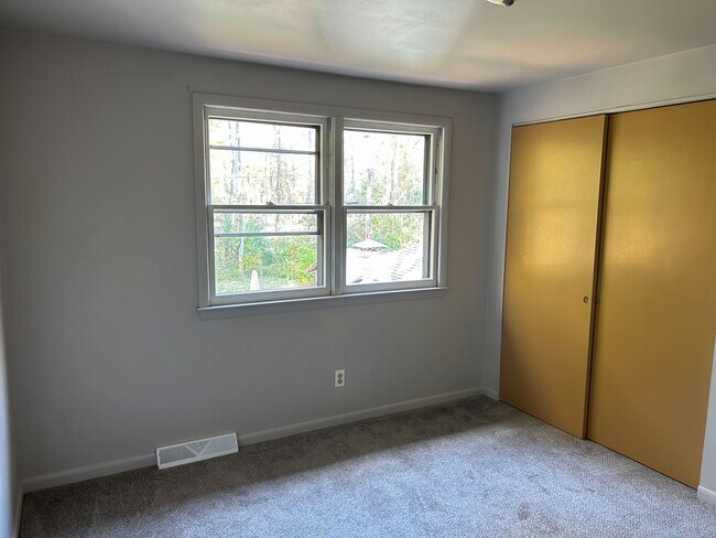 Building Photo - 100 Brittany Dr